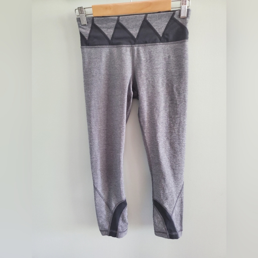Lululemon 🍋 Run Inspire 22” Crop Size 4 Grey Black Triangles